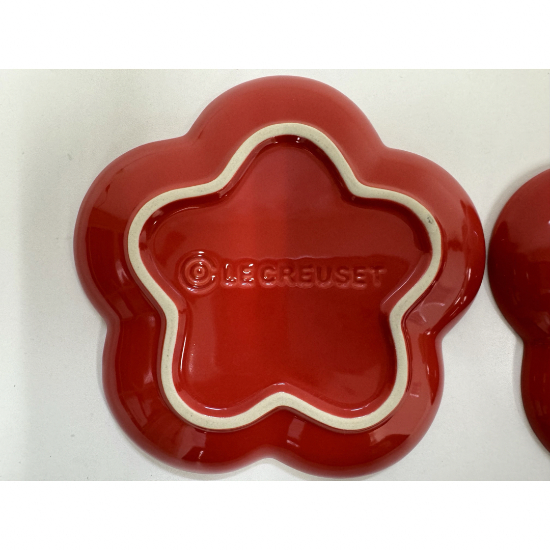 LE CREUSET(ルクルーゼ)のルクルーゼ　フラワープレート　s レッド　2枚　美品 インテリア/住まい/日用品のキッチン/食器(食器)の商品写真