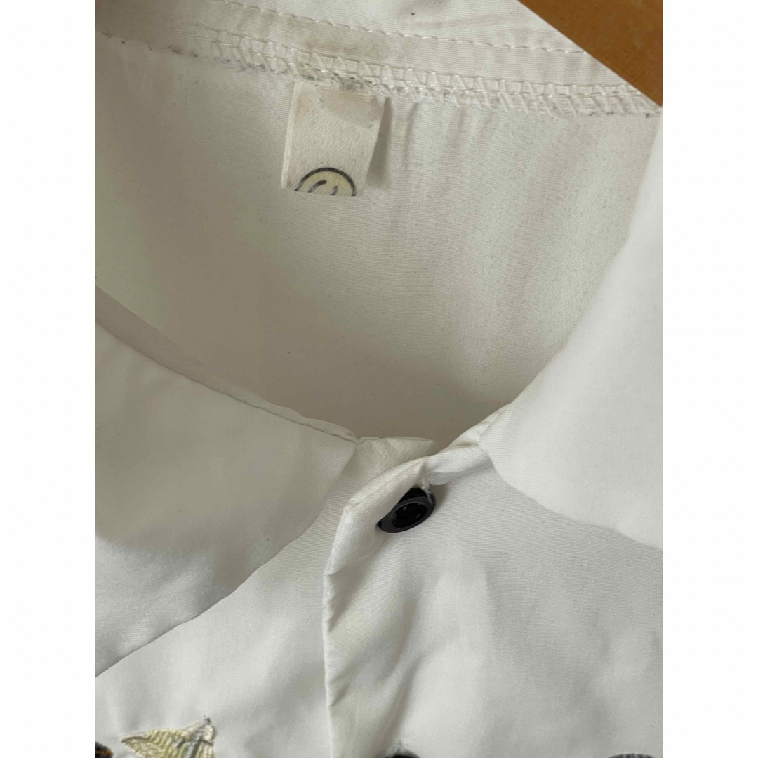 刺繍　白　シャツ　レディース　古着風 レディースのトップス(シャツ/ブラウス(長袖/七分))の商品写真