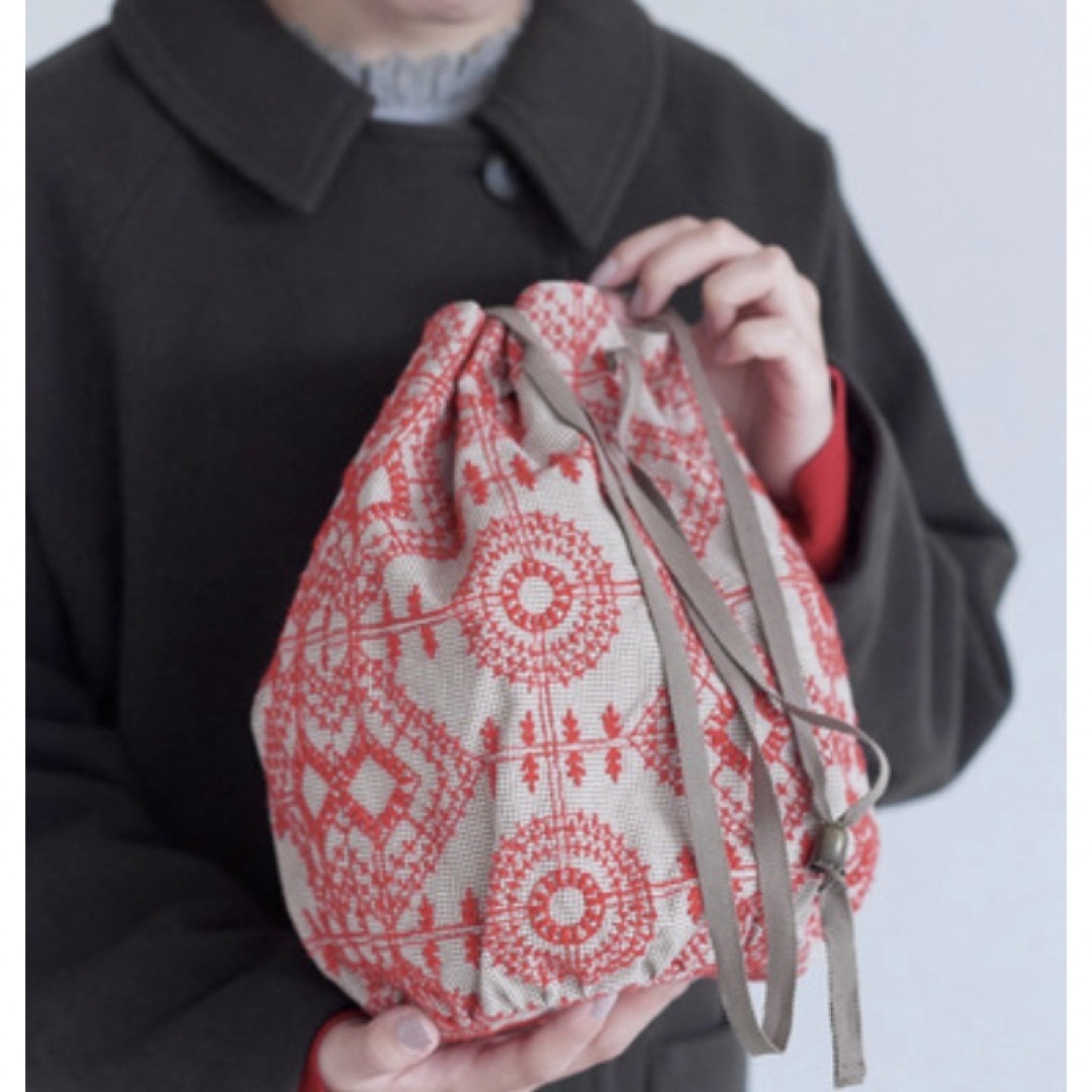 chambre de charme(シャンブルドゥシャーム)のchambre de charme まるしかく刺繍 巾着バッグ レディースのバッグ(ショルダーバッグ)の商品写真