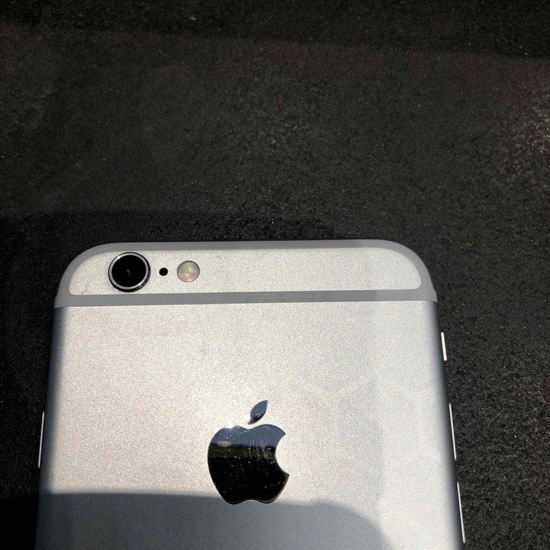 Apple(アップル)のiPhone6s シルバー　美品！！ スマホ/家電/カメラのスマートフォン/携帯電話(スマートフォン本体)の商品写真