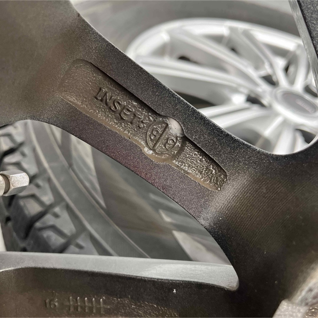 三菱アウトランダーPHEVスタッドレスタイヤホイル付215/70R16 自動車/バイクの自動車(タイヤ・ホイールセット)の商品写真