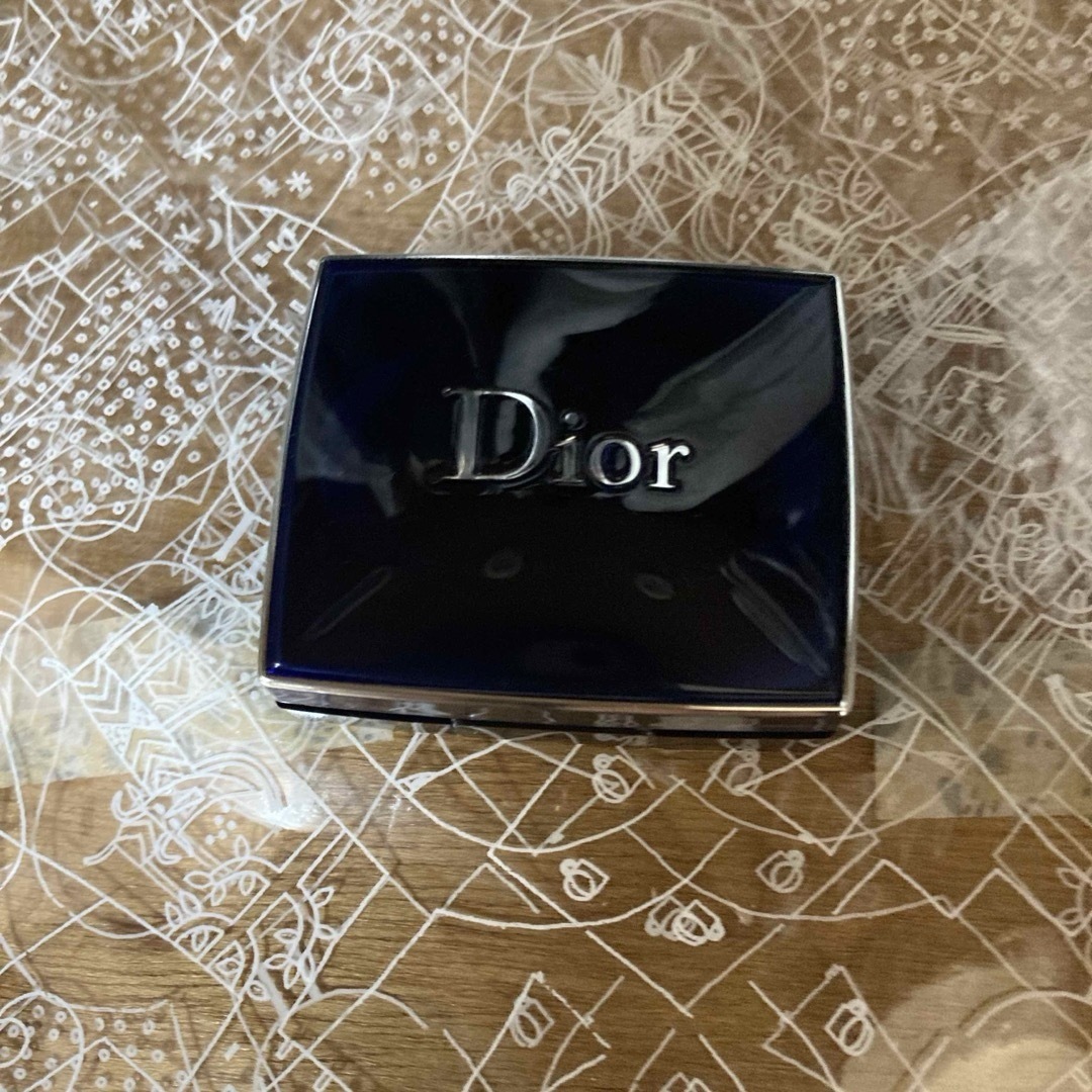 Dior(ディオール)のサンク　クルール 834 ローズポーセリン　アイシャドウ コスメ/美容のベースメイク/化粧品(アイシャドウ)の商品写真