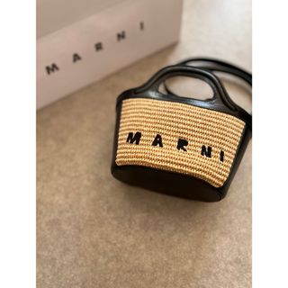 マルニ(Marni)のMARNI  サンドストーム×ブラックTROPICALIA BAG MICRO(かごバッグ/ストローバッグ)