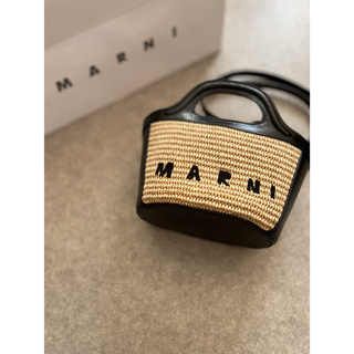 マルニ(Marni)のMARNI  サンドストーム×ブラックTROPICALIA BAG MICRO(かごバッグ/ストローバッグ)
