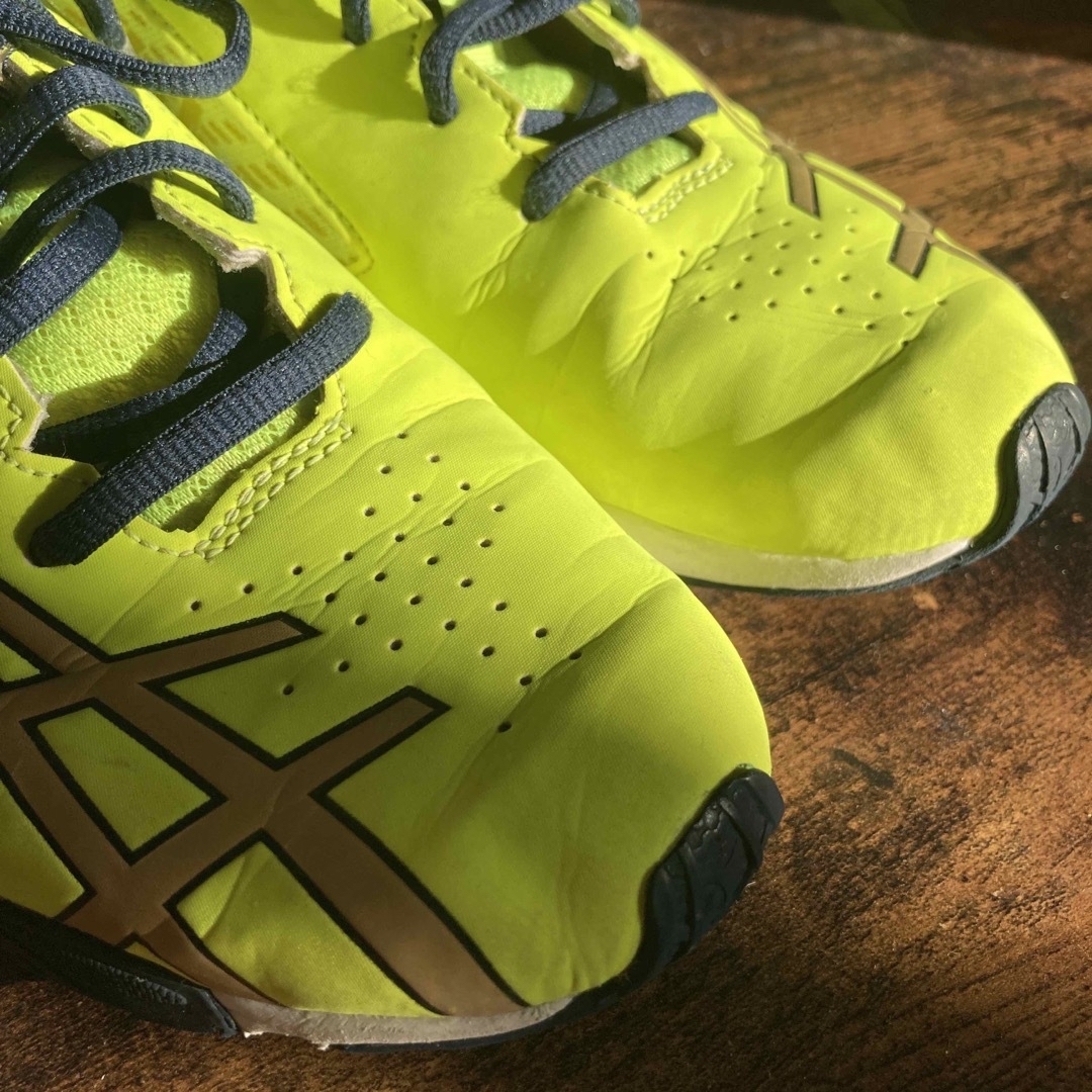 asics(アシックス)の⭐︎ポンタ様専用⭐︎asics 23.5㎝　イエロー×ネイビー　レーザービーム キッズ/ベビー/マタニティのキッズ靴/シューズ(15cm~)(スニーカー)の商品写真