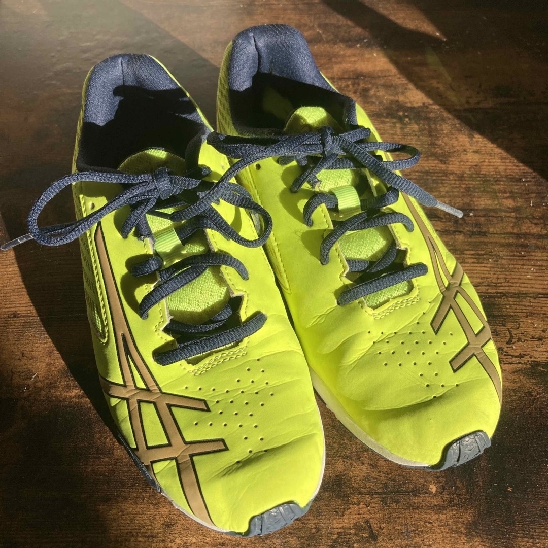 asics(アシックス)の⭐︎ポンタ様専用⭐︎asics 23.5㎝　イエロー×ネイビー　レーザービーム キッズ/ベビー/マタニティのキッズ靴/シューズ(15cm~)(スニーカー)の商品写真