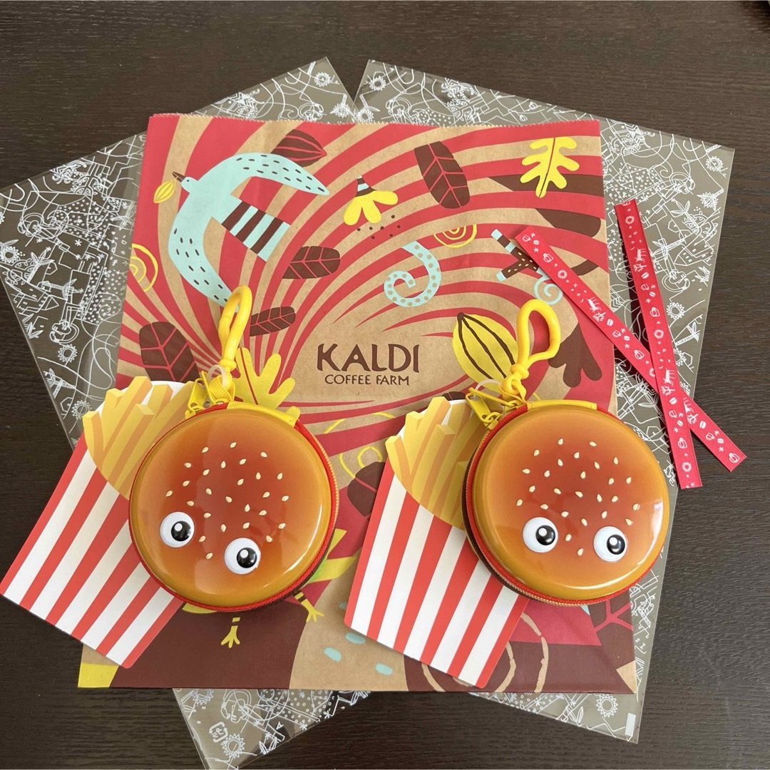 KALDI(カルディ)のKALDIハンバーガー缶（チョコレート入り　ラッピング＆限定紙袋付き　2個セット 食品/飲料/酒の食品(菓子/デザート)の商品写真