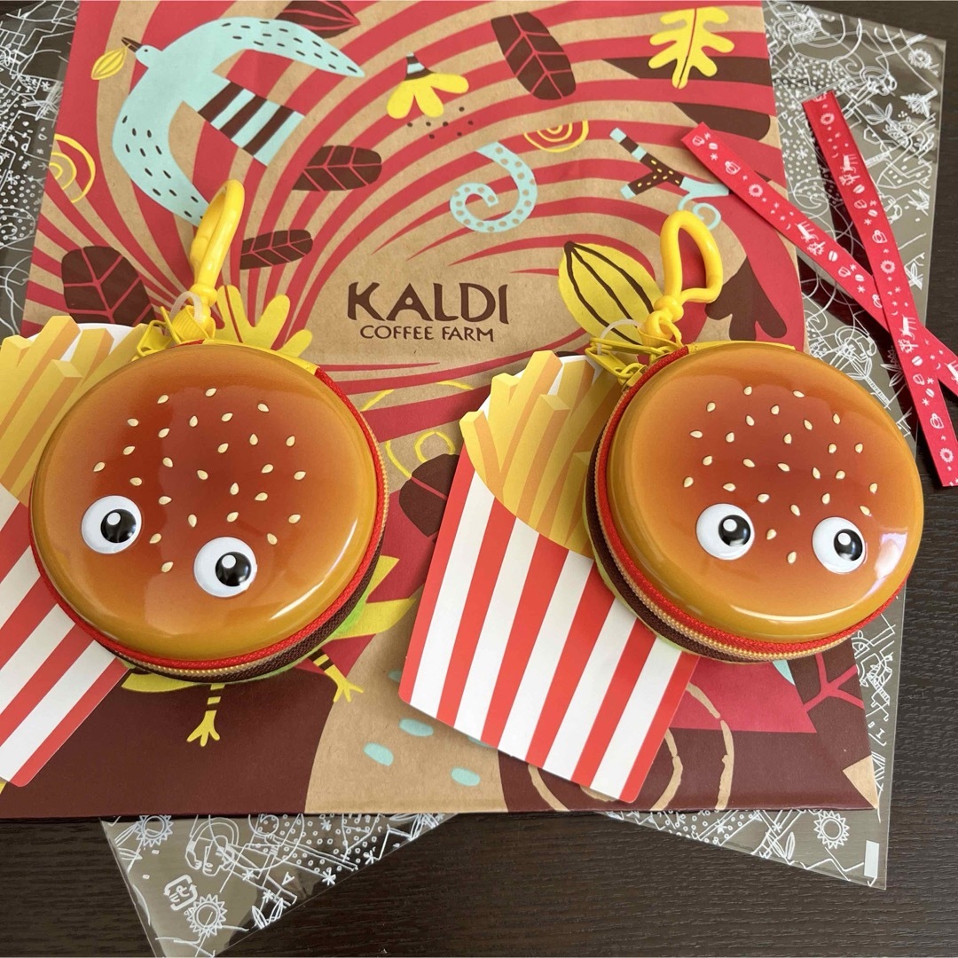 KALDI(カルディ)のKALDIハンバーガー缶（チョコレート入り　ラッピング＆限定紙袋付き　2個セット 食品/飲料/酒の食品(菓子/デザート)の商品写真