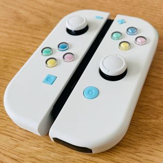 ニンテンドースイッチ(Nintendo Switch)のジョイコン　ホワイト×カラフルハート×ライトブルーカスタム(家庭用ゲーム機本体)