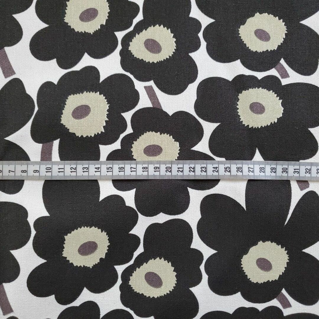 marimekko(マリメッコ)のキャンバス生地　帆布　北欧風フラワープリント　マリメッコ柄風　黒　147×74㎝ ハンドメイドの素材/材料(生地/糸)の商品写真