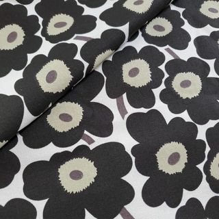 マリメッコ(marimekko)のキャンバス生地　帆布　北欧風フラワープリント　マリメッコ柄風　黒　147×74㎝(生地/糸)