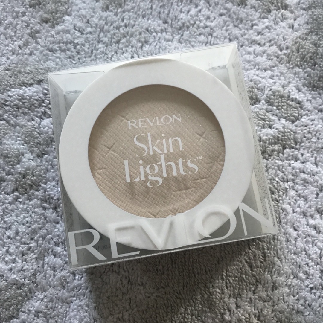 REVLON(レブロン)のRV スキンライト プレストパウダーN 108 コスメ/美容のベースメイク/化粧品(フェイスパウダー)の商品写真