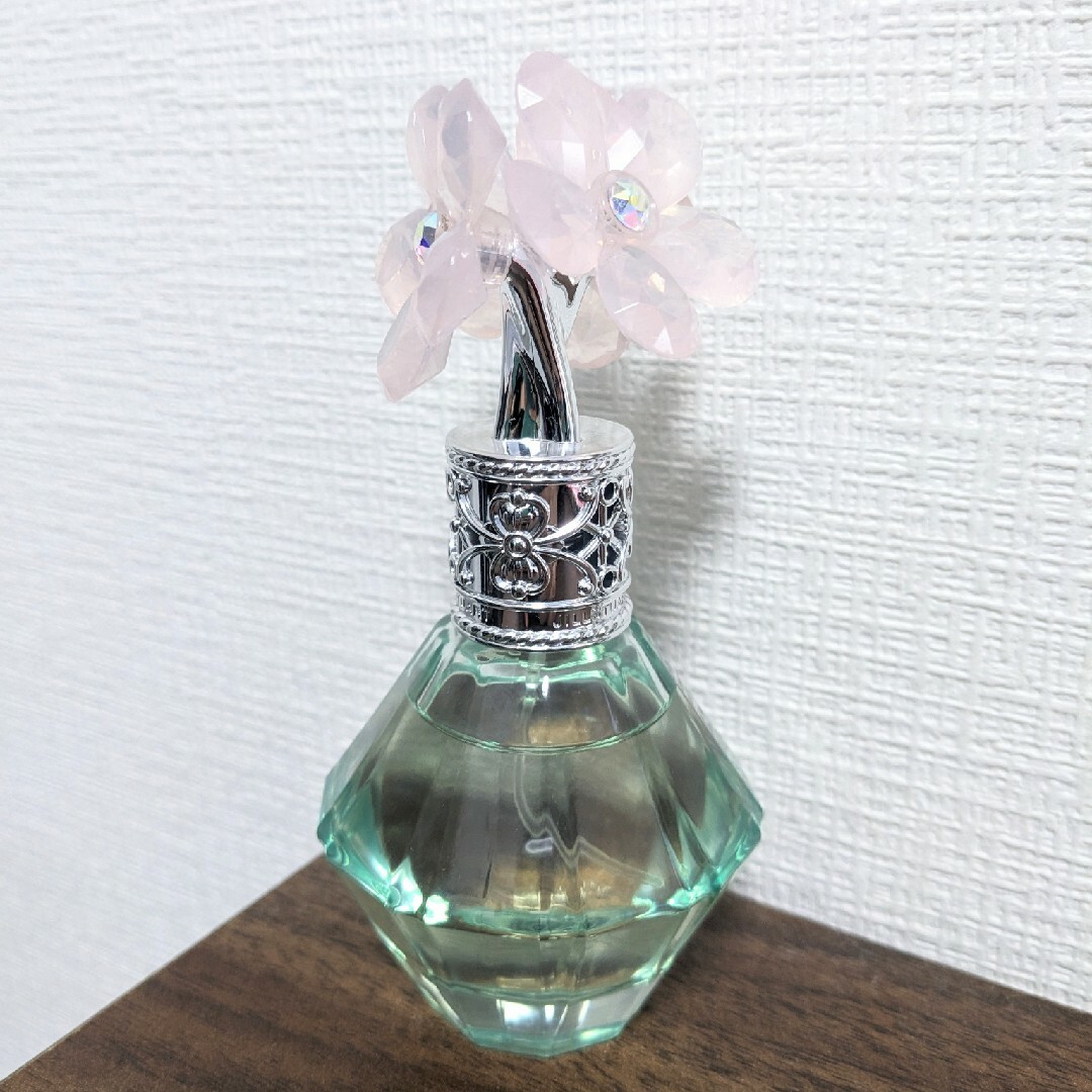 JILLSTUART(ジルスチュアート)の【美品】ジルスチュアート　クリスタルブルーム　オードパルファン　50ml コスメ/美容の香水(香水(女性用))の商品写真