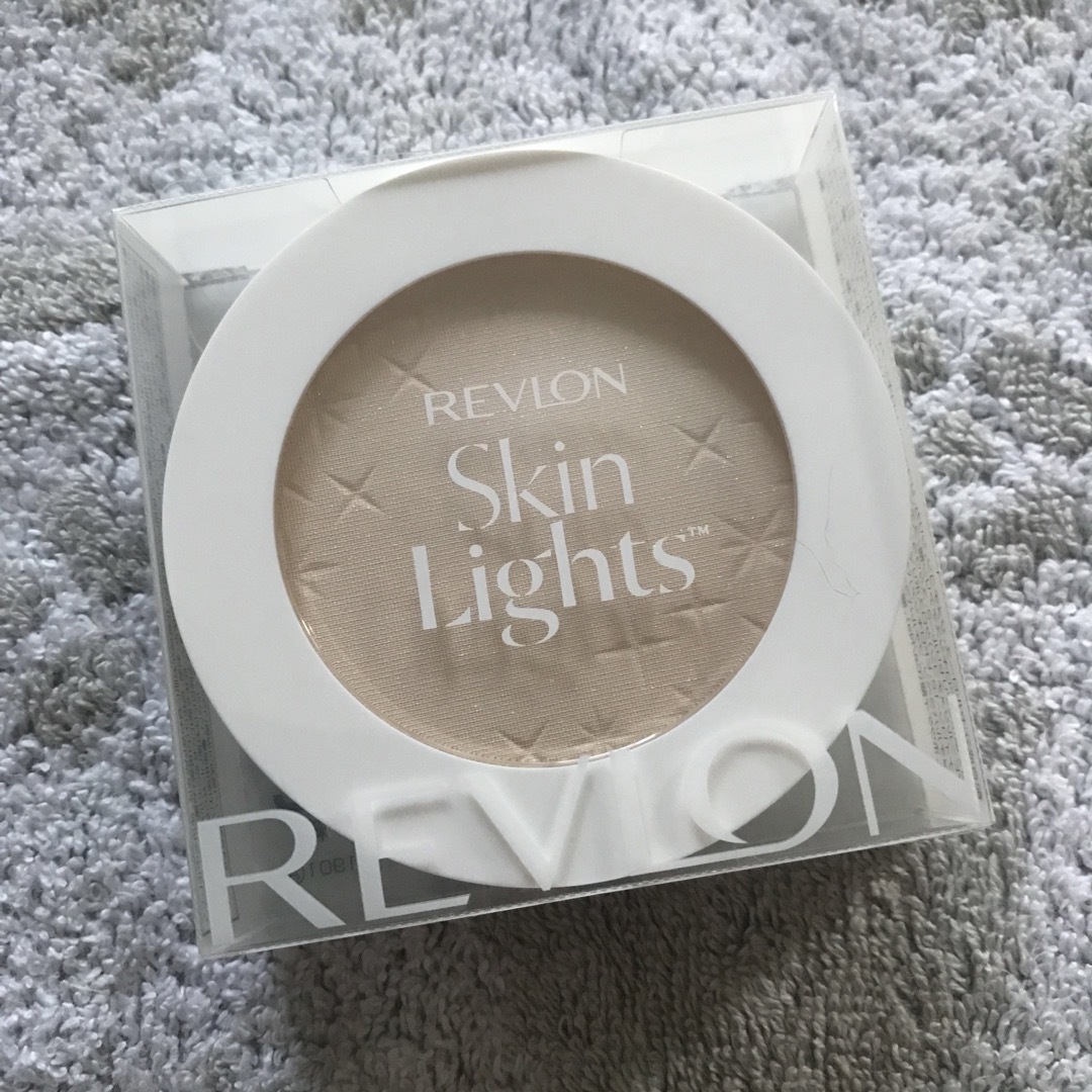 REVLON(レブロン)のRV スキンライト プレストパウダーN 108 コスメ/美容のベースメイク/化粧品(フェイスパウダー)の商品写真