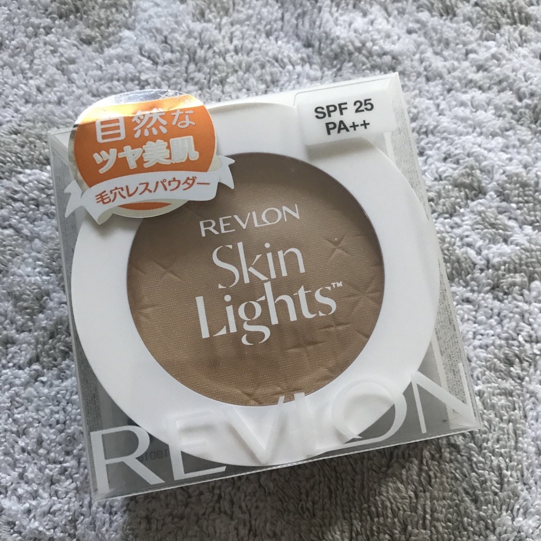 REVLON(レブロン)のレブロン スキンライト プレスト パウダー N 102 ウォームベージュ(10g コスメ/美容のベースメイク/化粧品(フェイスパウダー)の商品写真