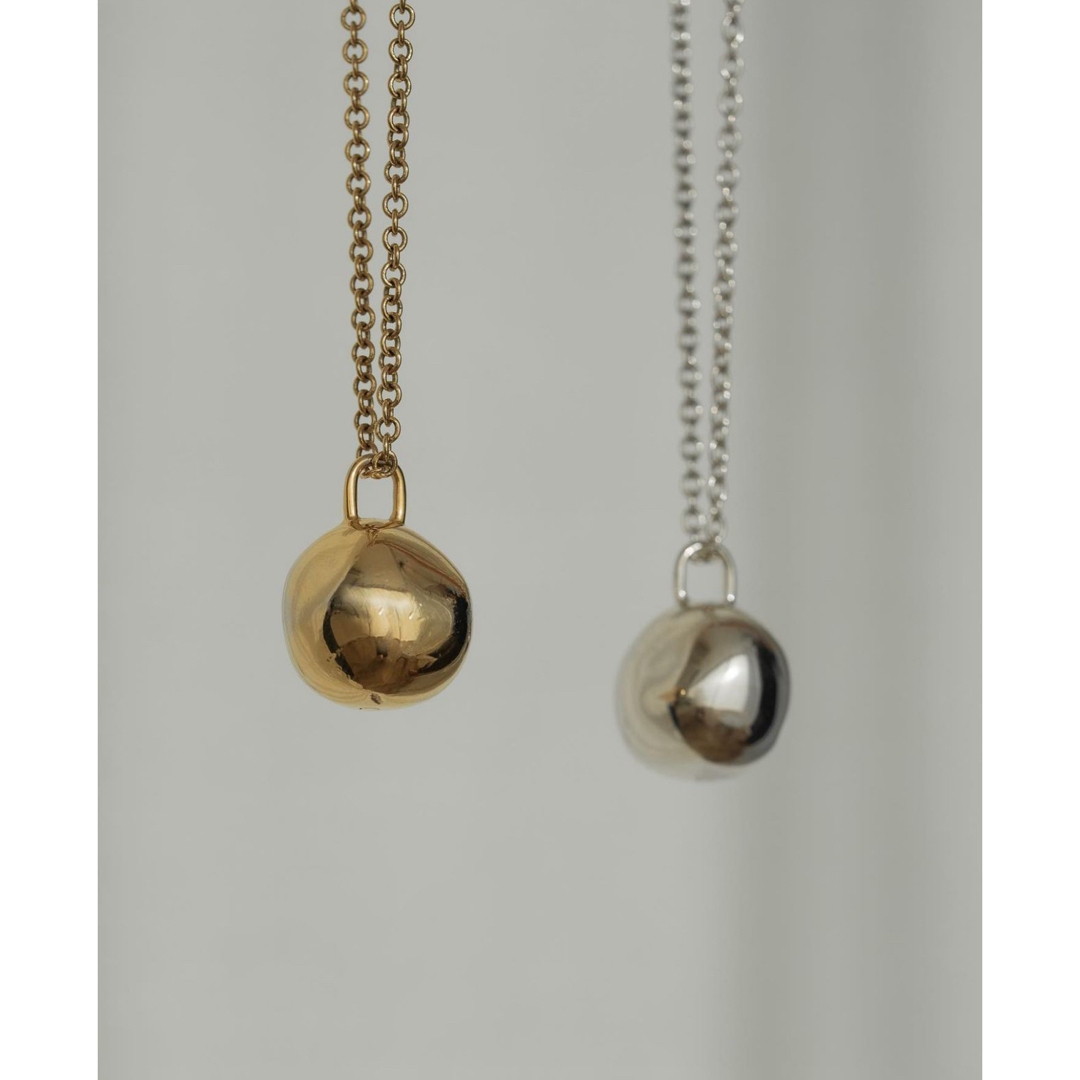 chieko+ チエコプラス　wonky ball necklace ゴールド レディースのアクセサリー(ネックレス)の商品写真