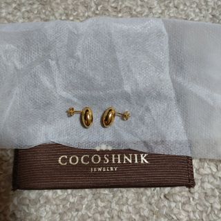 ココシュニック(COCOSHNIK)のオーバルモチーフスタッドピアス(ピアス)