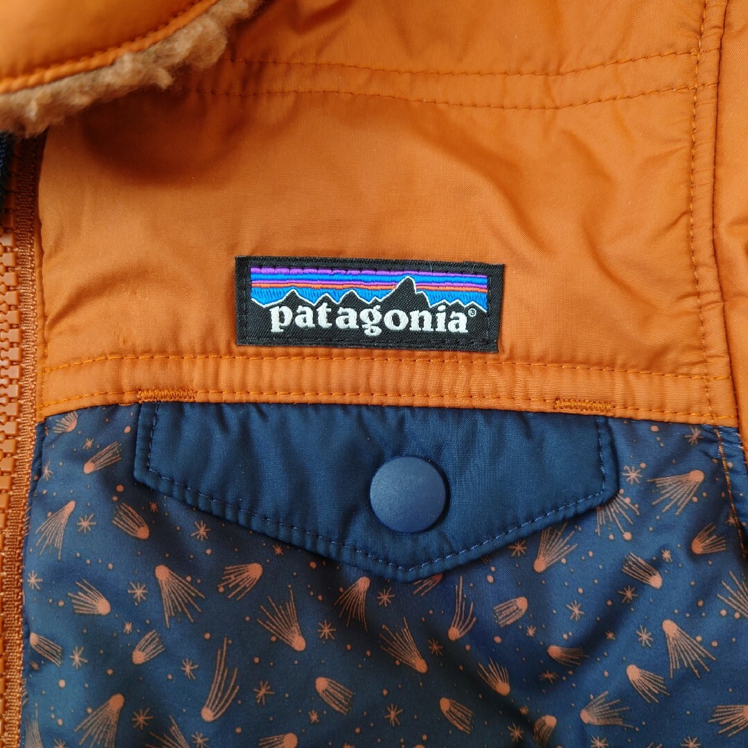 patagonia(パタゴニア)のパタゴニア　キッズ　2T リバーシブル　ボア　ナイロンジャケット キッズ/ベビー/マタニティのキッズ服男の子用(90cm~)(ジャケット/上着)の商品写真