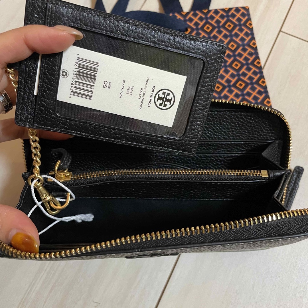 Tory Burch(トリーバーチ)のぴ様専用★トリーバーチ　カードケース付き ラウンドジップ　長財布　黒　エンボス レディースのファッション小物(財布)の商品写真