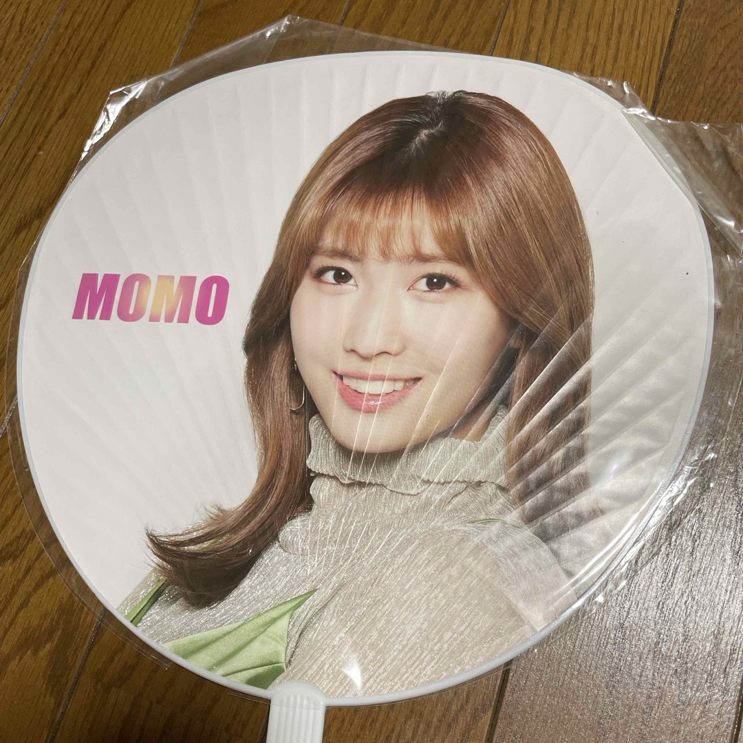 TWICE(トゥワイス)のデビューショーケース MOMO うちわ エンタメ/ホビーのタレントグッズ(アイドルグッズ)の商品写真