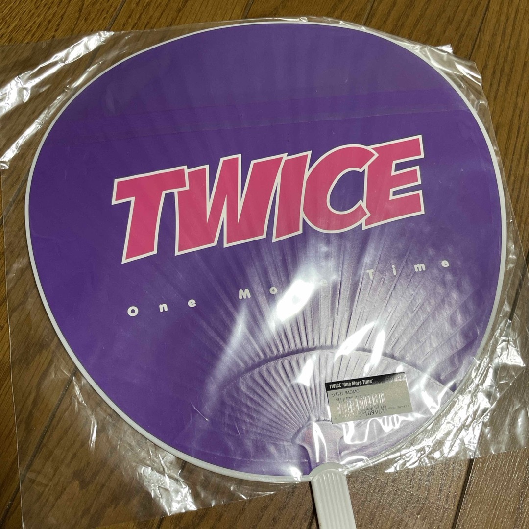 TWICE(トゥワイス)のOne More Time MOMO うちわ エンタメ/ホビーのタレントグッズ(アイドルグッズ)の商品写真