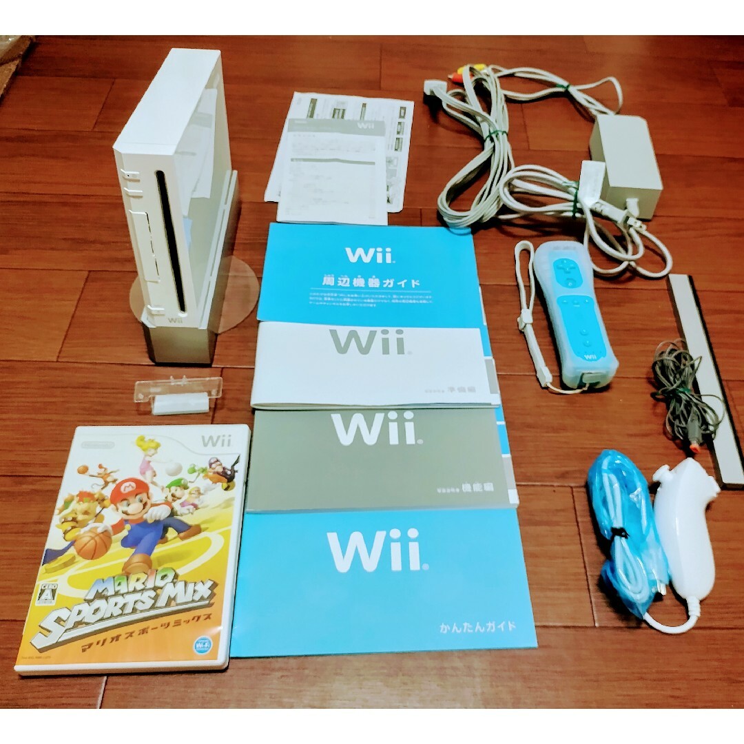 Wii(ウィー)のWii本体（付属品付き）＆Ｗiiソフト1本 エンタメ/ホビーのゲームソフト/ゲーム機本体(家庭用ゲーム機本体)の商品写真