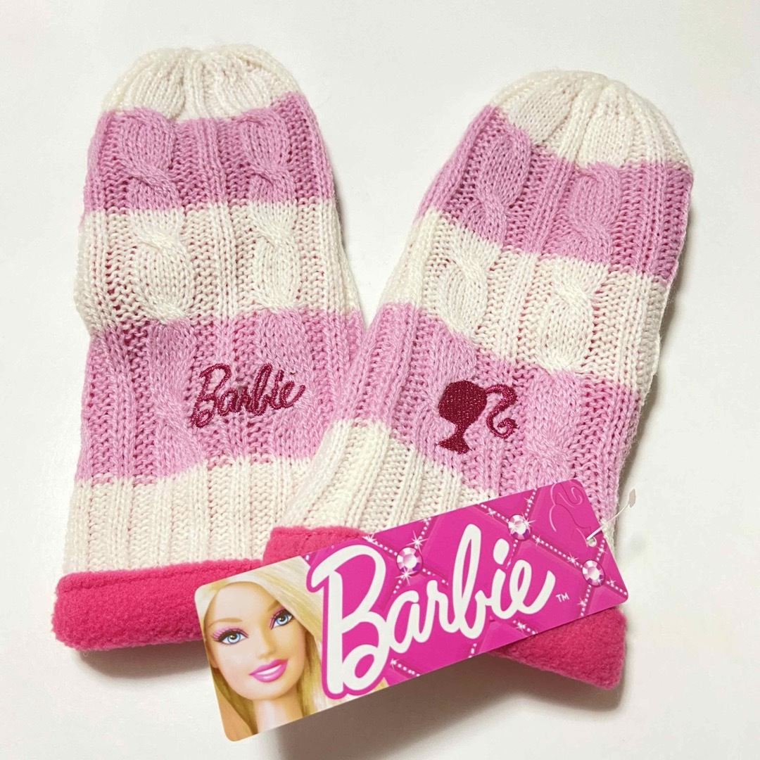 Barbie(バービー)のバービー　手袋　ニット　ミトン　女子　新品タグ付き　送料込み エンタメ/ホビーのおもちゃ/ぬいぐるみ(キャラクターグッズ)の商品写真