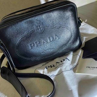 プラダ(PRADA)のPRADAロゴ型押し　本革ショルダーバッグ(ショルダーバッグ)