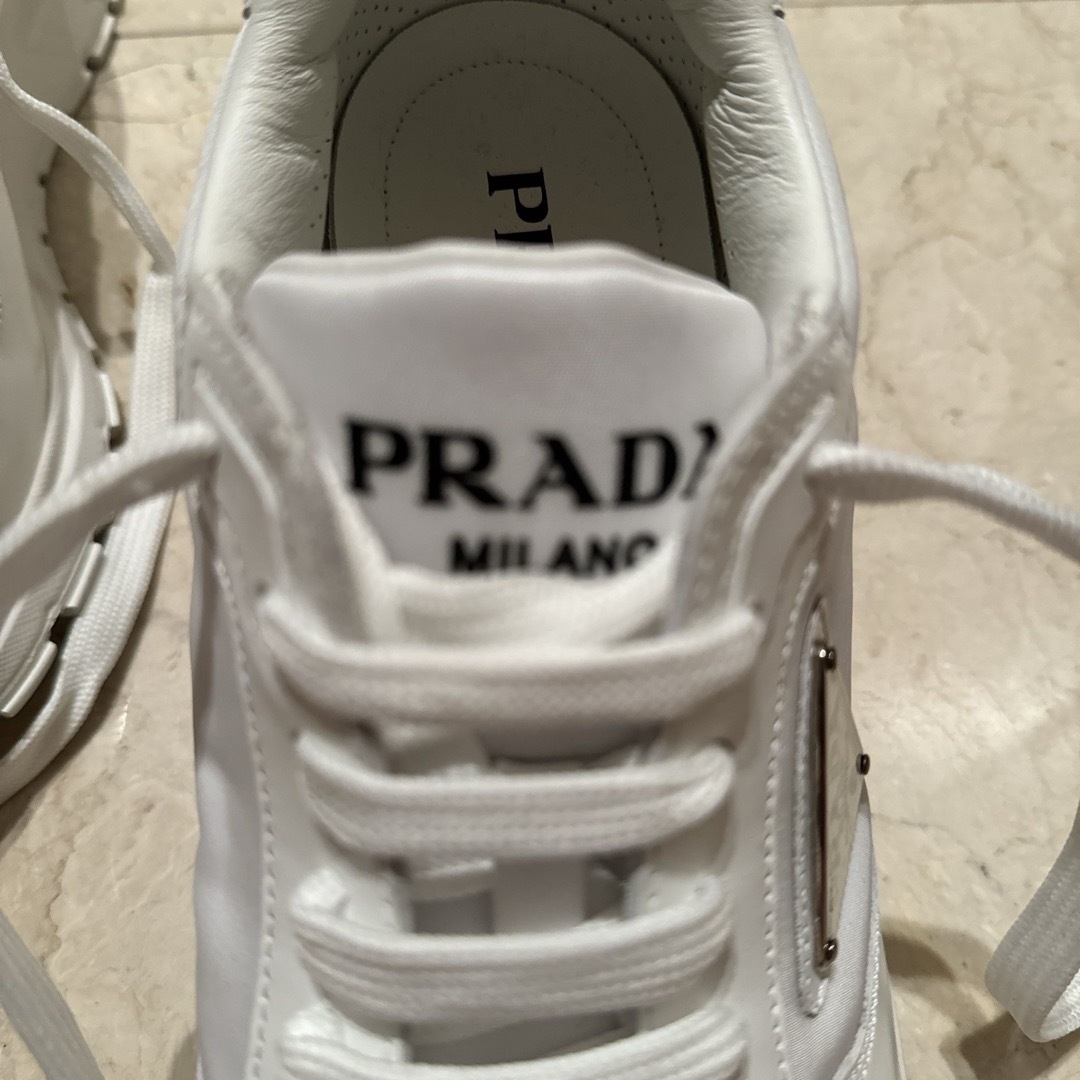 PRADA(プラダ)のプラダ　スニーカー　ホワイト メンズの靴/シューズ(スニーカー)の商品写真