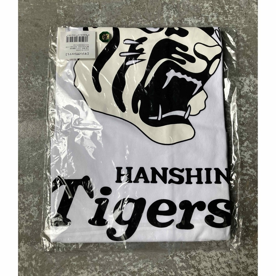 阪神タイガース(ハンシンタイガース)の【新品】阪神タイガース 変化するTシャツ スポーツ/アウトドアの野球(応援グッズ)の商品写真