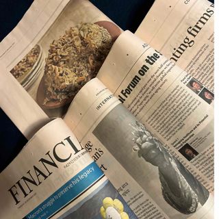 英字新聞FT サーモンピンク色　　　　　　　　18頁(見開き4枚＋半裁1枚)(印刷物)