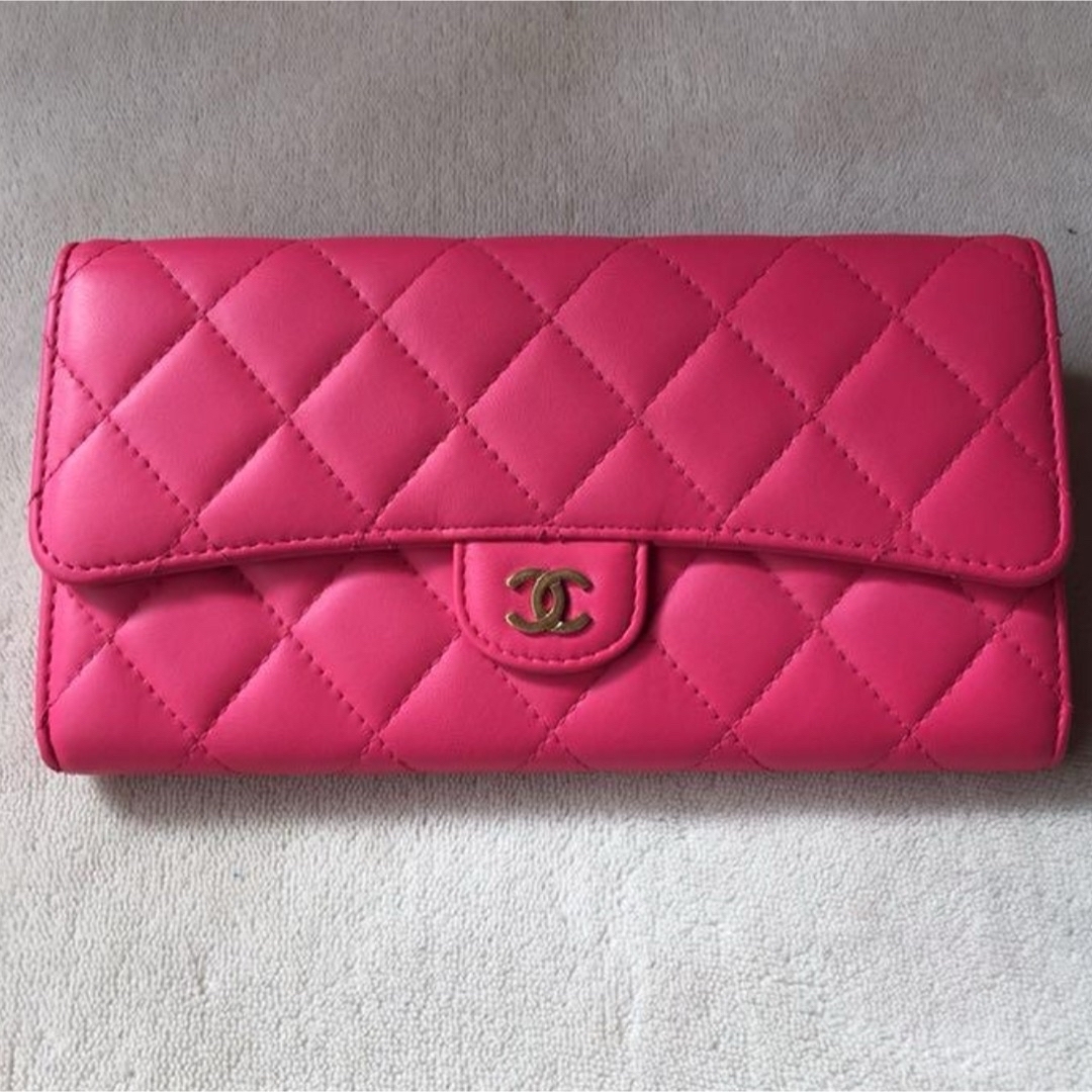 CHANEL(シャネル)のCHANEL ピンク　マトラッセ財布　美品 レディースのファッション小物(財布)の商品写真