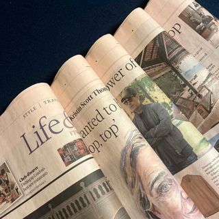 英字新聞FT サーモンピンク色　　　　　　　　　　20頁(見開き5枚)(印刷物)