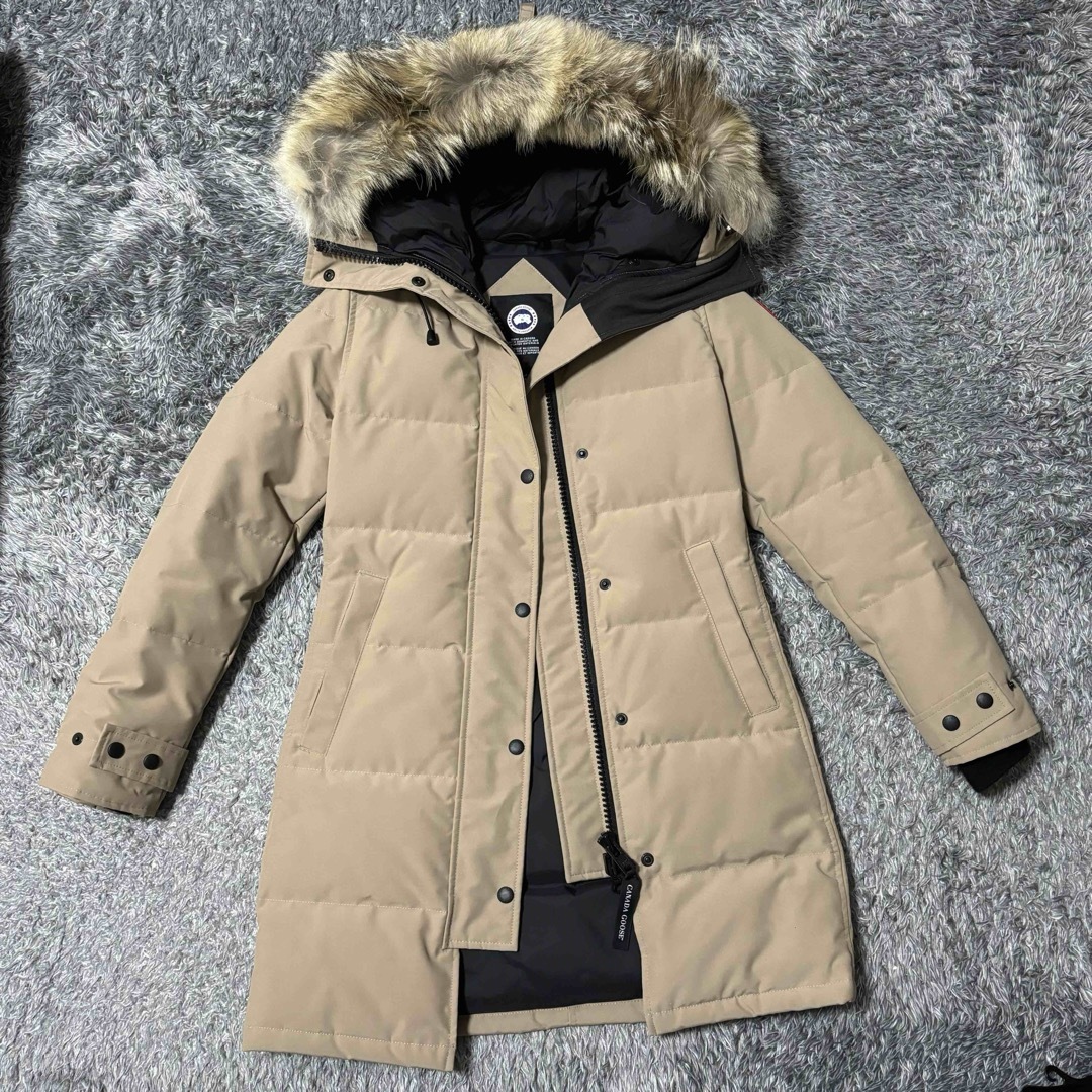 CANADA GOOSE(カナダグース)のカナダグースダウンジャケットMACKENZIEPARKA タン　ベージュ レディースのジャケット/アウター(ダウンジャケット)の商品写真