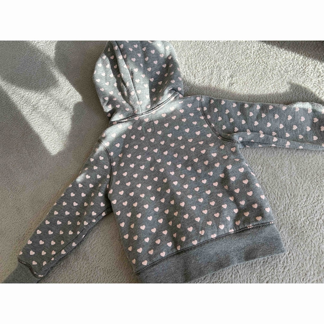 babyGAP(ベビーギャップ)のbaby GAP 裏起毛 ハート柄 総柄 パーカー 95 女の子 キッズ/ベビー/マタニティのキッズ服女の子用(90cm~)(ジャケット/上着)の商品写真