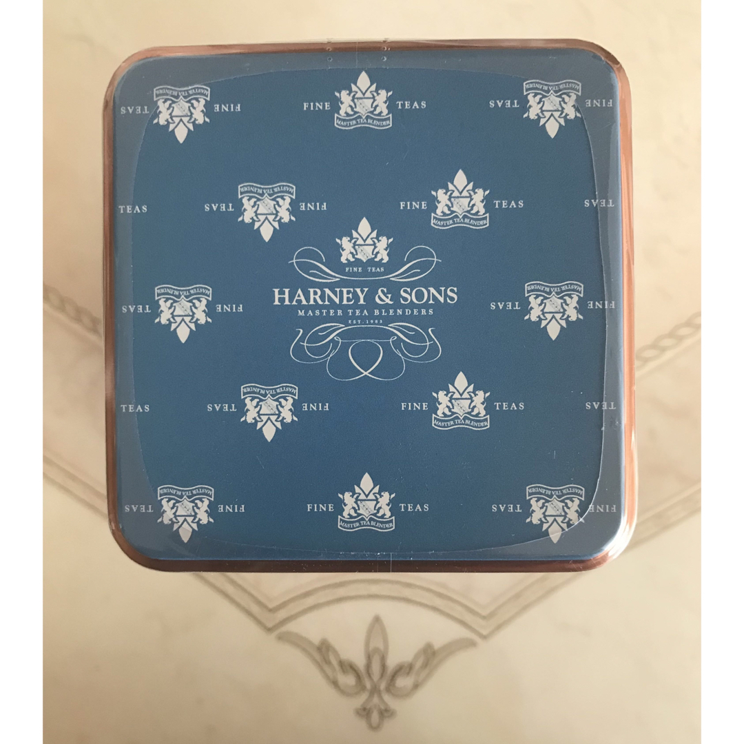 DEAN & DELUCA(ディーンアンドデルーカ)のHarney & Sons アールグレイスプリーム 20サシェ入り缶 食品/飲料/酒の飲料(茶)の商品写真