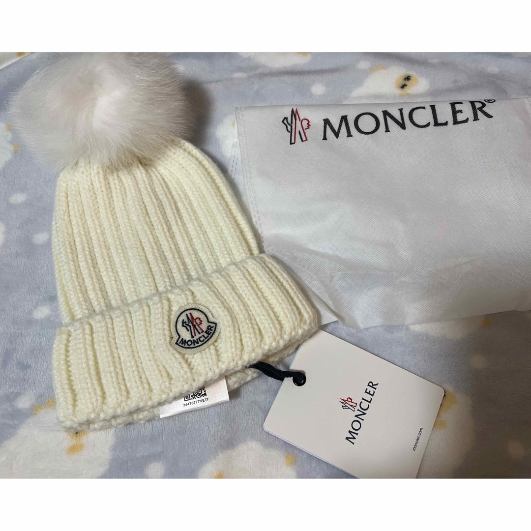 MONCLER(モンクレール)のモンクレール　ニット帽　未使用品  ホワイト レディースの帽子(ニット帽/ビーニー)の商品写真