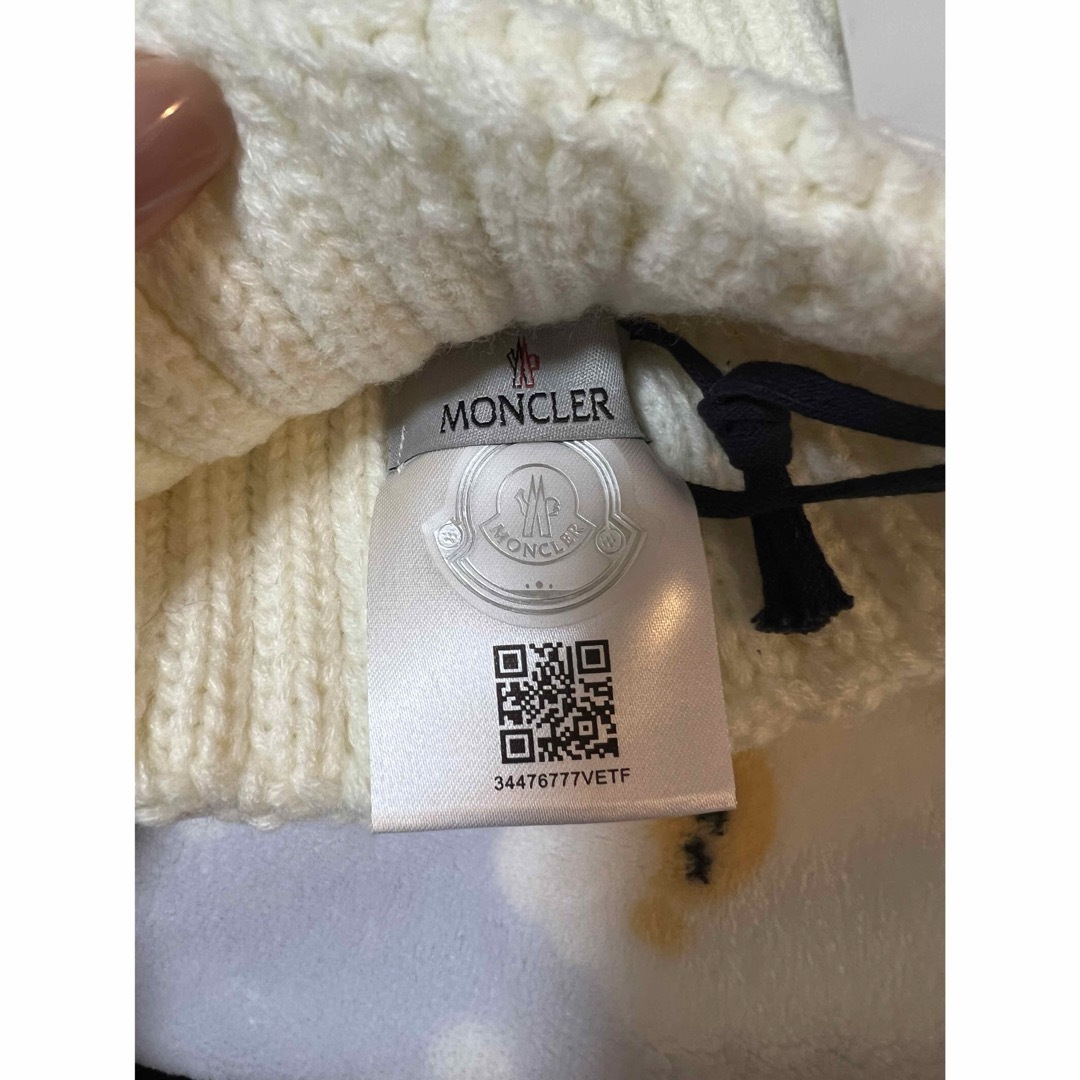 MONCLER(モンクレール)のモンクレール　ニット帽　未使用品  ホワイト レディースの帽子(ニット帽/ビーニー)の商品写真