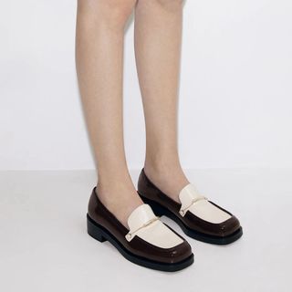 チャールズアンドキース(Charles and Keith)のLexie レクシー メタリックアクセントローファー （DarkBrown）(ローファー/革靴)