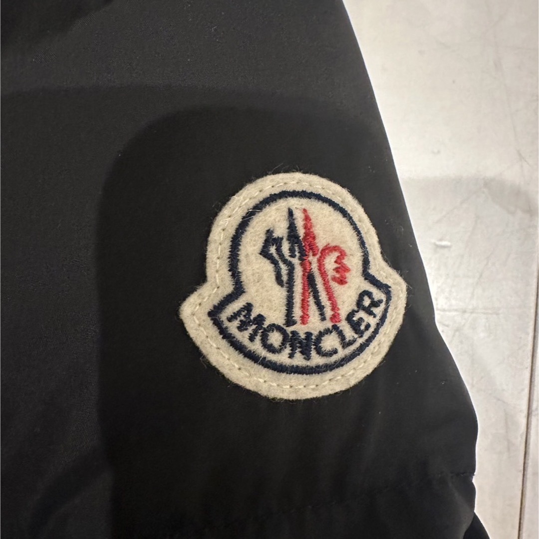 MONCLER(モンクレール)の極美品　モンクレール　モンクラーMONTCLAR 0国内正規品　ハンガー付き レディースのジャケット/アウター(ダウンジャケット)の商品写真