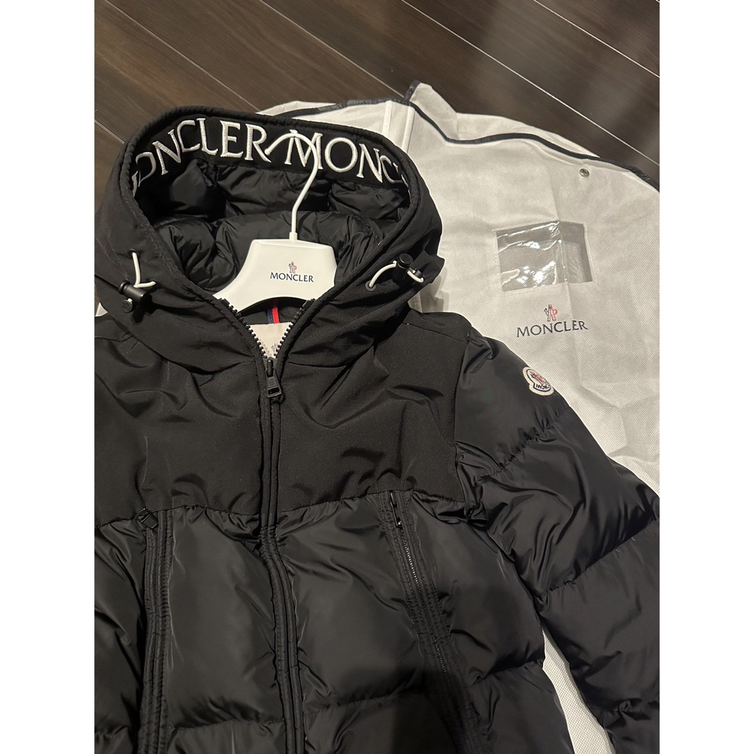 MONCLER(モンクレール)の極美品　モンクレール　モンクラーMONTCLAR 0国内正規品　ハンガー付き レディースのジャケット/アウター(ダウンジャケット)の商品写真