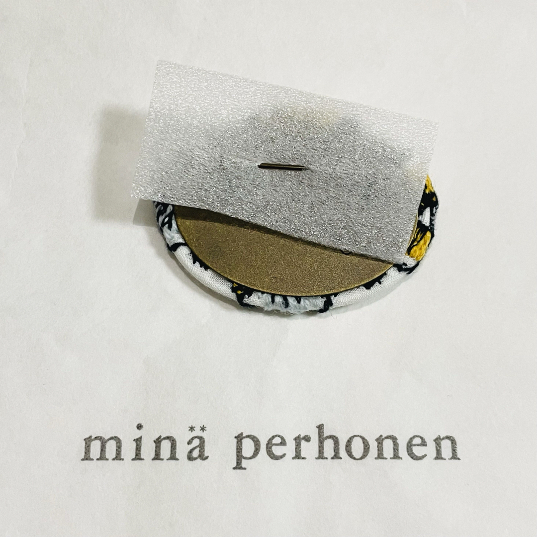 mina perhonen(ミナペルホネン)のミナペルホネン サンキューベリーバッジ piha 正規品 レディースのアクセサリー(ブローチ/コサージュ)の商品写真