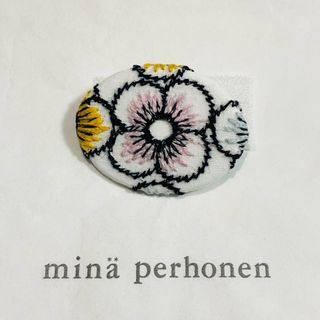 ミナペルホネン(mina perhonen)のミナペルホネン サンキューベリーバッジ piha 正規品(ブローチ/コサージュ)