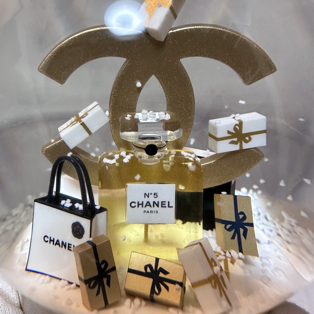 CHANEL(シャネル)の★シャネルスノードーム2023★CHANEL★置物 プレゼント 贈り物 ギフト★ インテリア/住まい/日用品のインテリア小物(置物)の商品写真