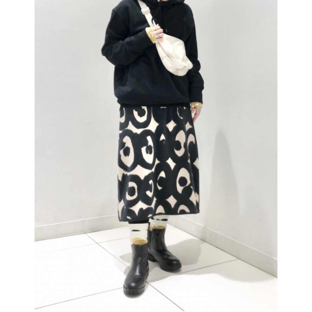 marimekko(マリメッコ)のL 新品未使用 フリーススカート マリメッコ ユニクロ UNIQLO 黒 レディースのスカート(ひざ丈スカート)の商品写真