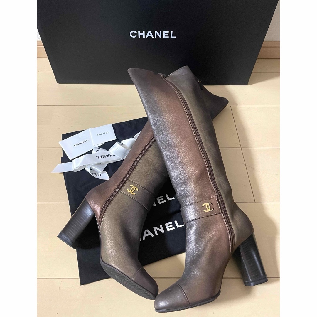 CHANEL(シャネル)の完売レア　CHANELシャネル　COCOマーク　ゴールド金具　ロングブーツ レディースの靴/シューズ(ブーツ)の商品写真