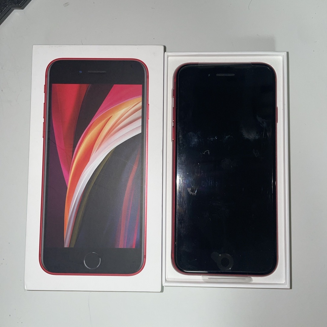 iPhone(アイフォーン)の【新品未使用】iPhone SE 第2世代 64GB レッド　赤 スマホ/家電/カメラのスマートフォン/携帯電話(スマートフォン本体)の商品写真
