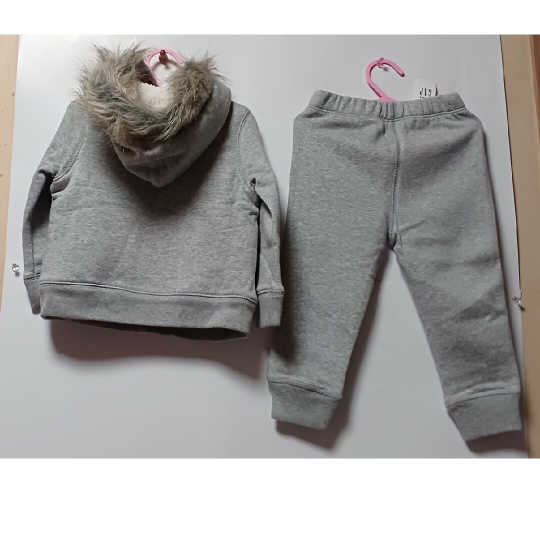 GAP(ギャップ)の★ 新品　GAP フード付パーカーとパンツのセット キッズ/ベビー/マタニティのキッズ服男の子用(90cm~)(ジャケット/上着)の商品写真