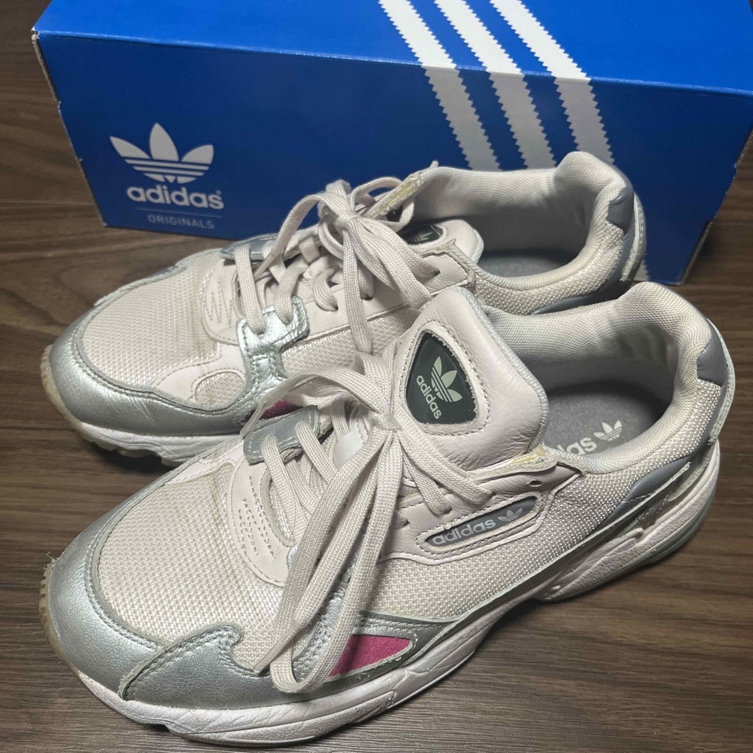 adidas(アディダス)のadidas♡アディダス　スニーカー23.5 レディースの靴/シューズ(スニーカー)の商品写真