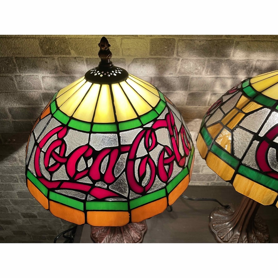 コカ・コーラ(コカコーラ)の美品　コカコーラTIFFANY STYLE  NIGHT LIGHT ２個セット インテリア/住まい/日用品のライト/照明/LED(テーブルスタンド)の商品写真